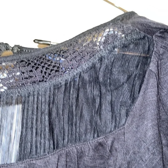 AMERICAN EAGLE WOMENS SHIRT SIZE XS BLACK WITH MESH DETAILS - Picture 2 of 3